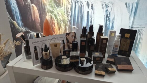 Naturkosmetik-Produkte mit Kräutern und Blüten dekoriert